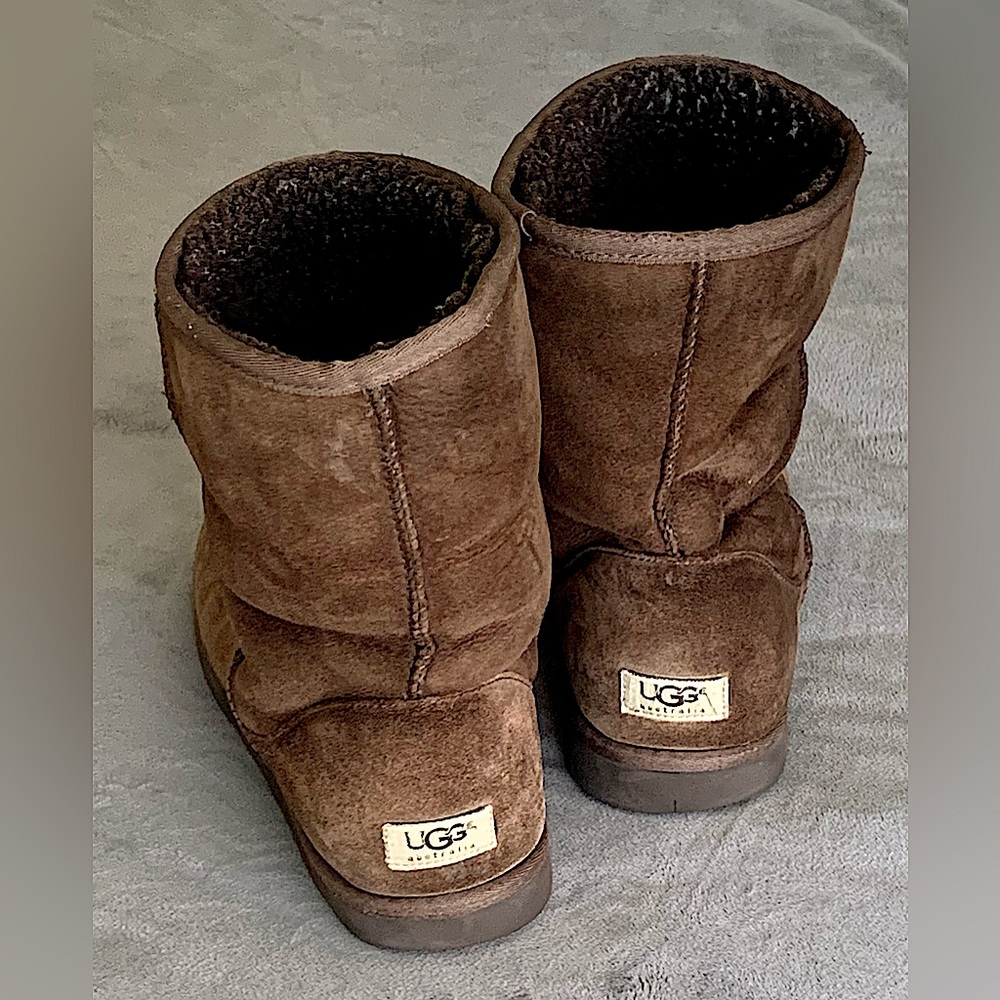 Perfectly used UGG Classic short boots for 💚 sustainable, ♻️ up-cycle fashion